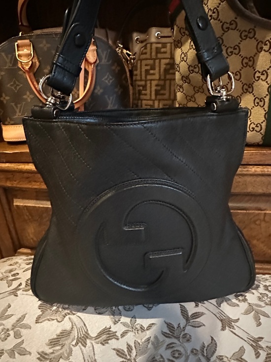 Gucci Handbags - Gucci small blondie tote bag